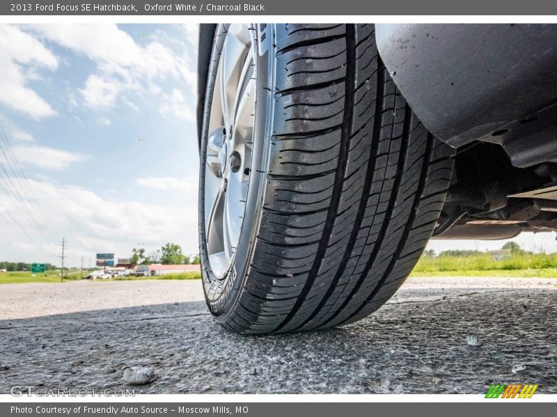 Oxford White / Charcoal Black 2013 Ford Focus SE Hatchback