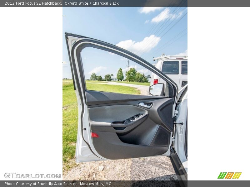 Oxford White / Charcoal Black 2013 Ford Focus SE Hatchback