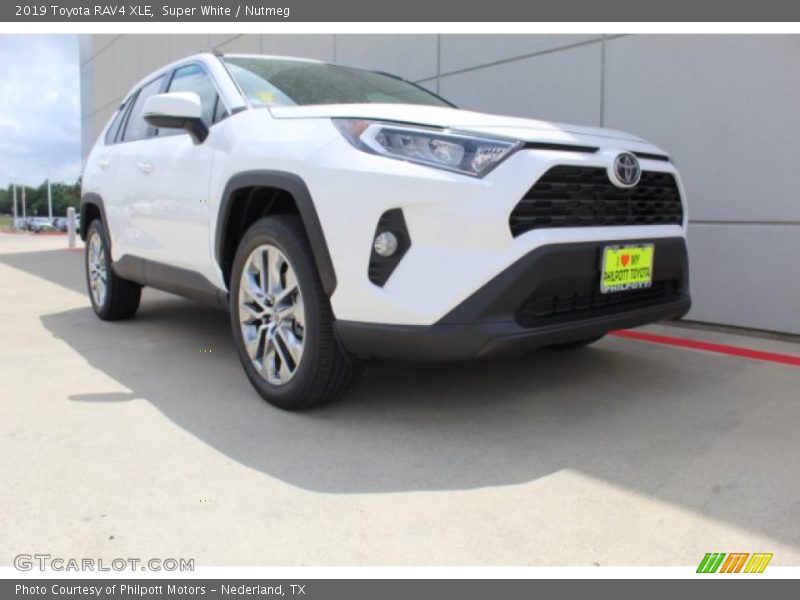 Super White / Nutmeg 2019 Toyota RAV4 XLE