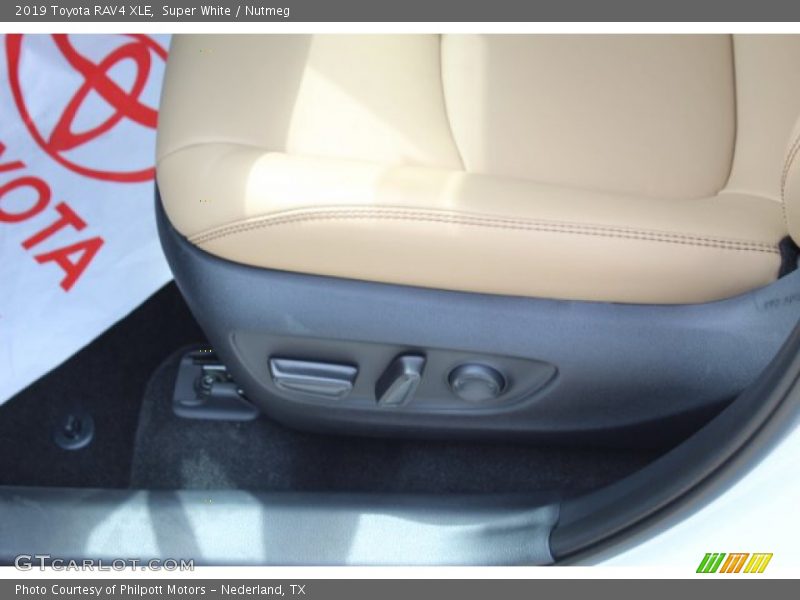 Super White / Nutmeg 2019 Toyota RAV4 XLE