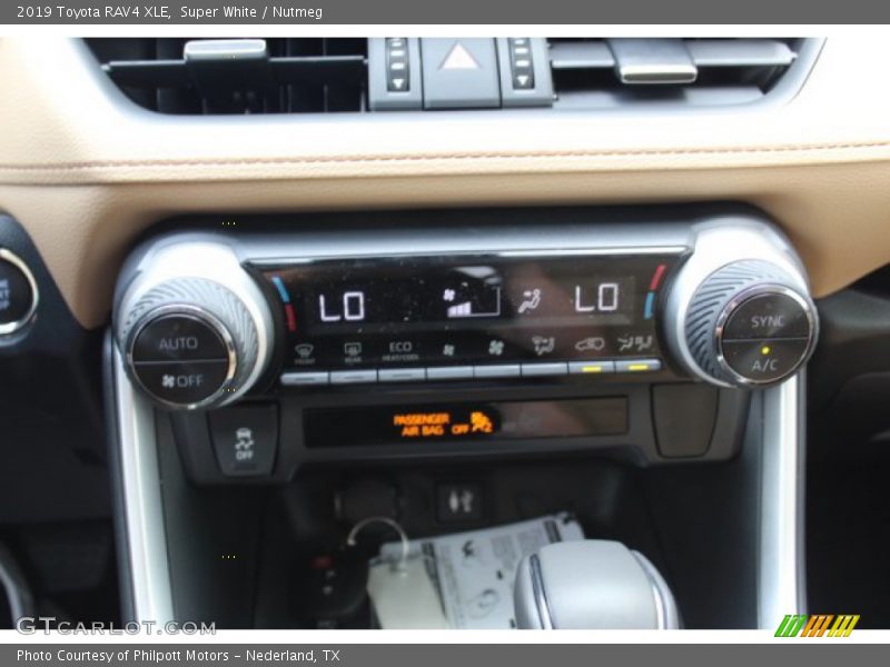 Super White / Nutmeg 2019 Toyota RAV4 XLE