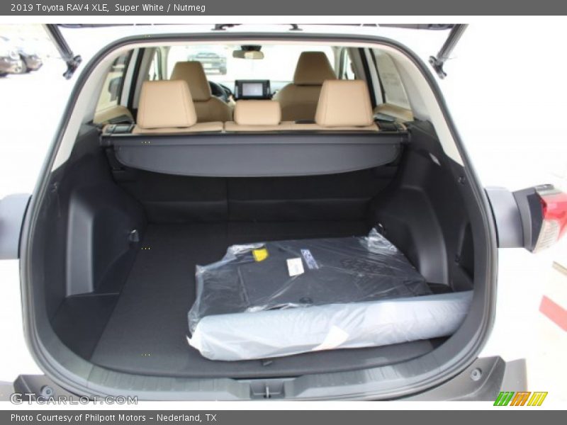 Super White / Nutmeg 2019 Toyota RAV4 XLE