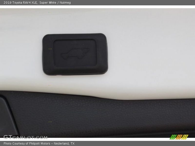 Super White / Nutmeg 2019 Toyota RAV4 XLE