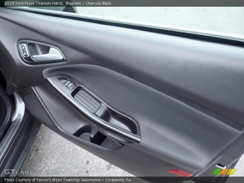Magnetic / Charcoal Black 2018 Ford Focus Titanium Hatch