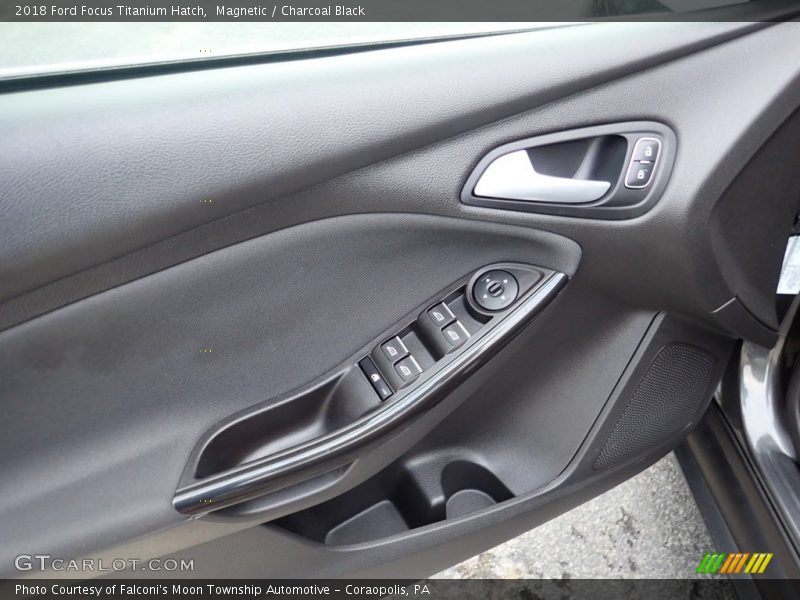 Magnetic / Charcoal Black 2018 Ford Focus Titanium Hatch