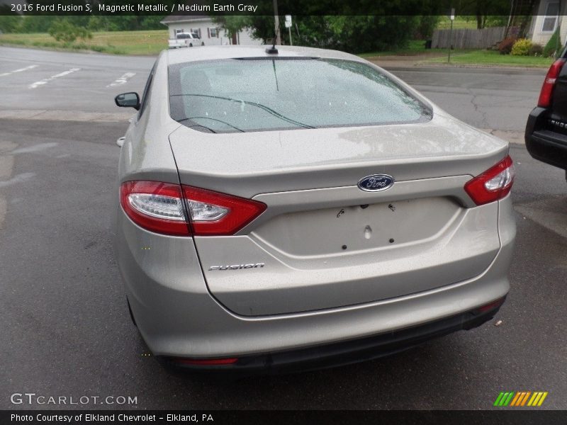 Magnetic Metallic / Medium Earth Gray 2016 Ford Fusion S