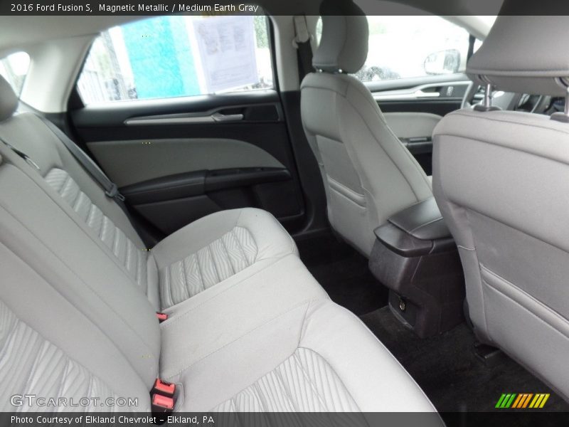 Magnetic Metallic / Medium Earth Gray 2016 Ford Fusion S