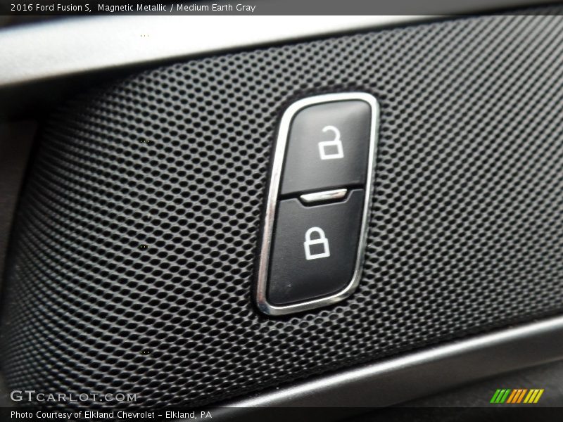 Magnetic Metallic / Medium Earth Gray 2016 Ford Fusion S