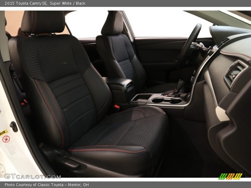 Super White / Black 2015 Toyota Camry SE