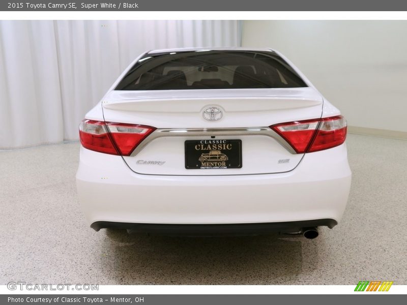 Super White / Black 2015 Toyota Camry SE