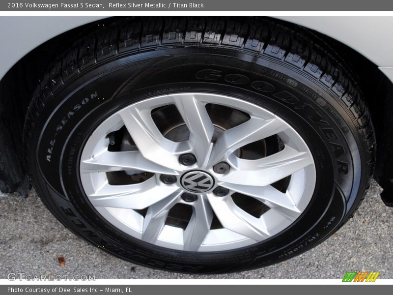 Reflex Silver Metallic / Titan Black 2016 Volkswagen Passat S Sedan