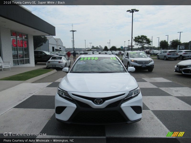 Super White / Black 2018 Toyota Camry SE