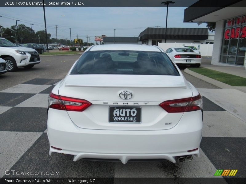 Super White / Black 2018 Toyota Camry SE