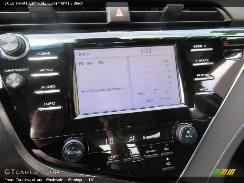 Super White / Black 2018 Toyota Camry SE