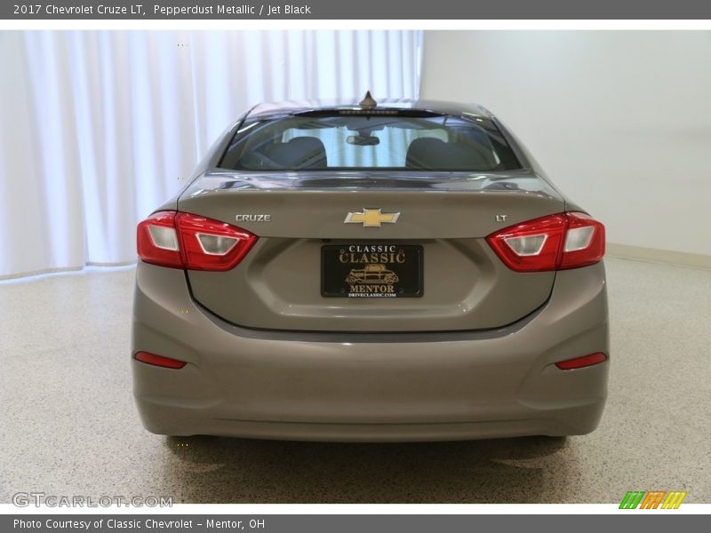 Pepperdust Metallic / Jet Black 2017 Chevrolet Cruze LT