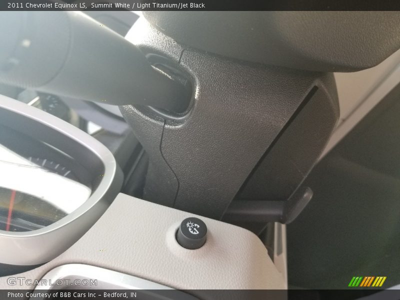 Summit White / Light Titanium/Jet Black 2011 Chevrolet Equinox LS