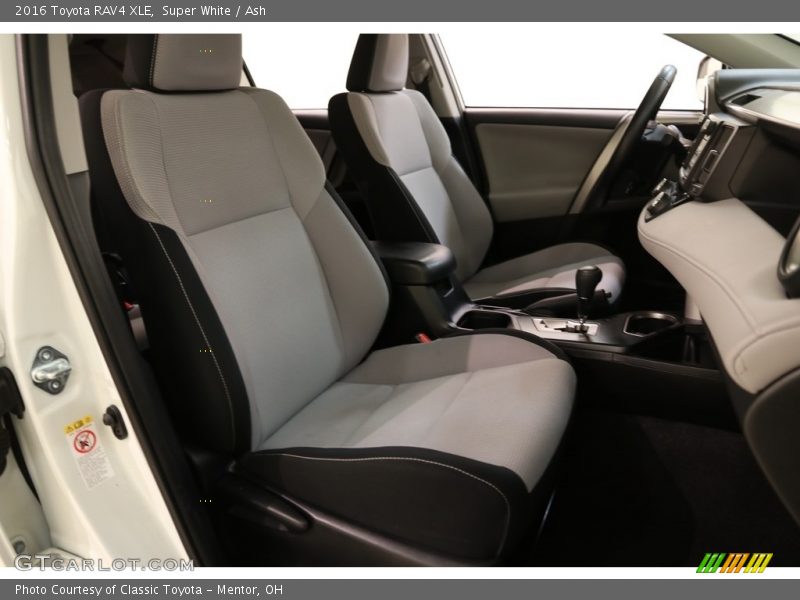 Super White / Ash 2016 Toyota RAV4 XLE