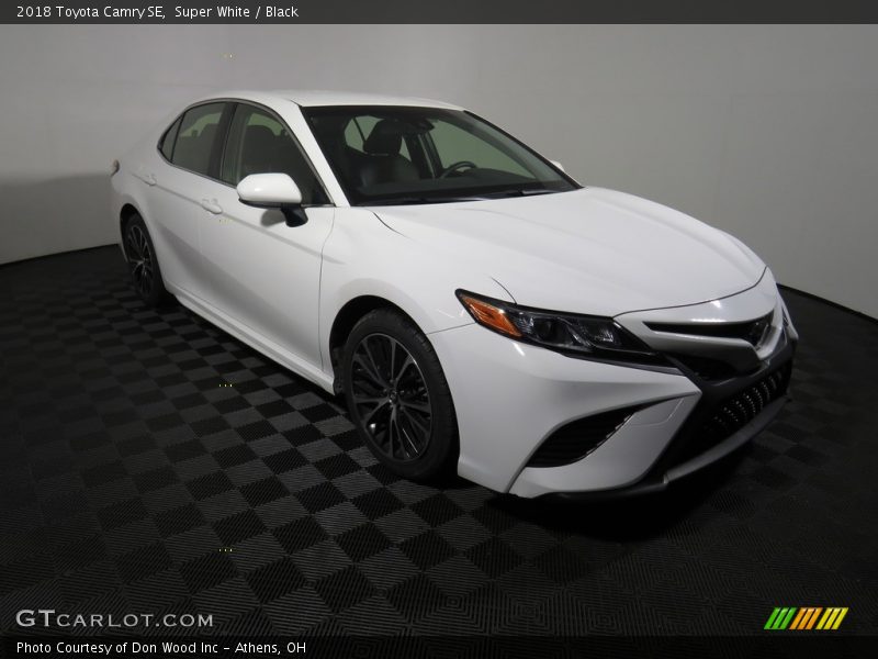 Super White / Black 2018 Toyota Camry SE