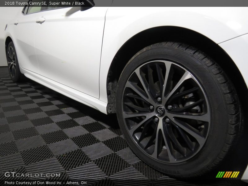 Super White / Black 2018 Toyota Camry SE