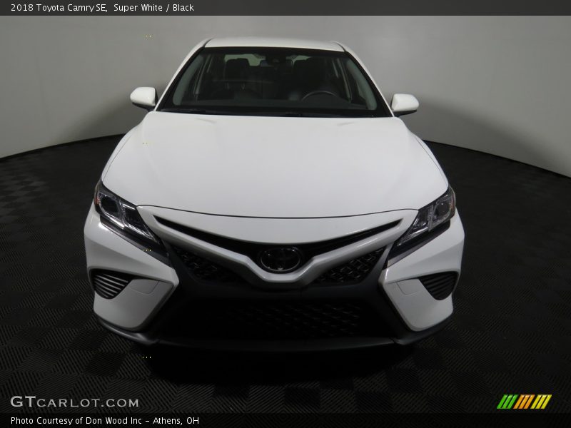 Super White / Black 2018 Toyota Camry SE