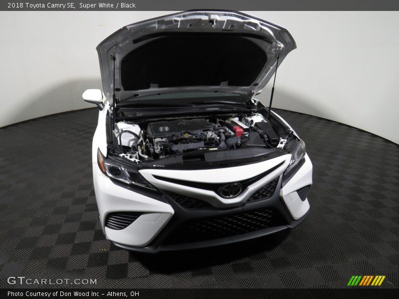 Super White / Black 2018 Toyota Camry SE