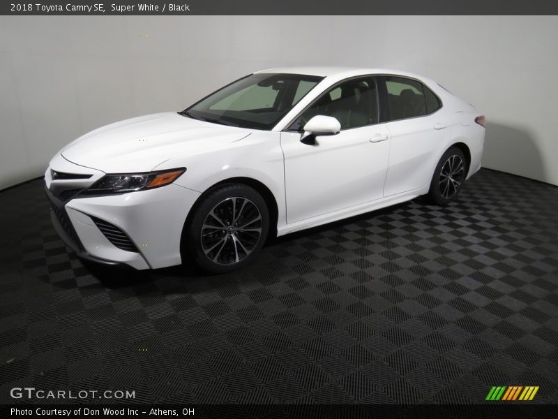 Super White / Black 2018 Toyota Camry SE