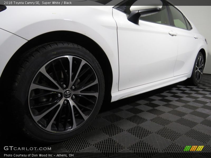 Super White / Black 2018 Toyota Camry SE