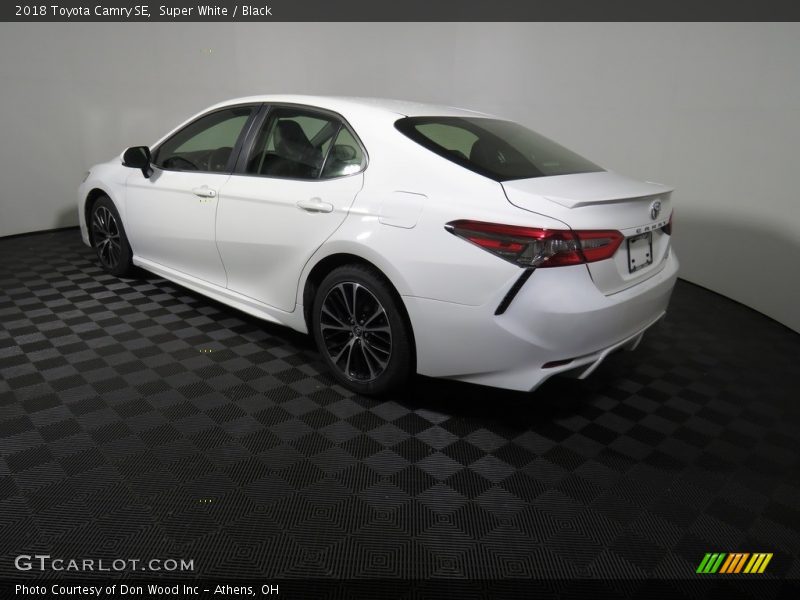 Super White / Black 2018 Toyota Camry SE