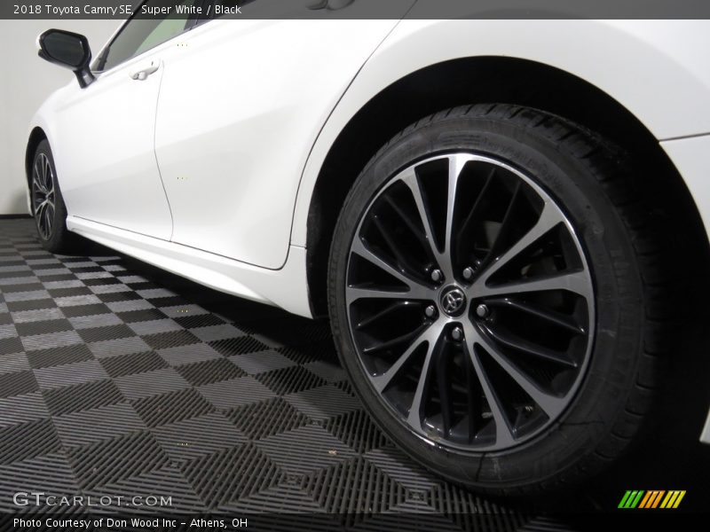 Super White / Black 2018 Toyota Camry SE