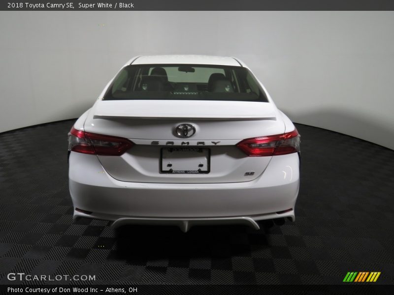 Super White / Black 2018 Toyota Camry SE