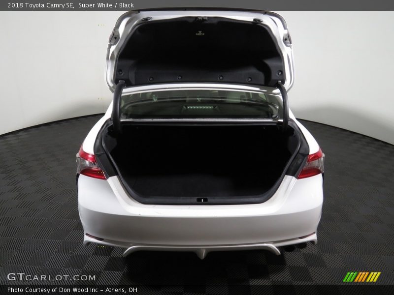 Super White / Black 2018 Toyota Camry SE