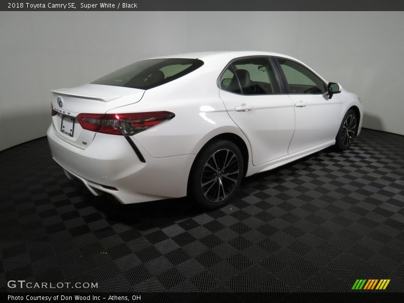 Super White / Black 2018 Toyota Camry SE