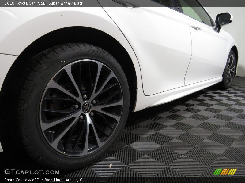 Super White / Black 2018 Toyota Camry SE