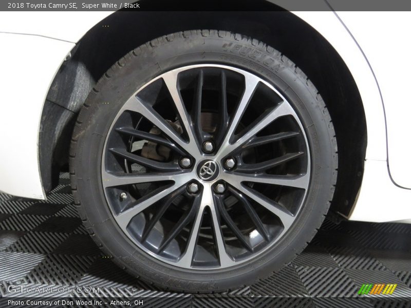 Super White / Black 2018 Toyota Camry SE
