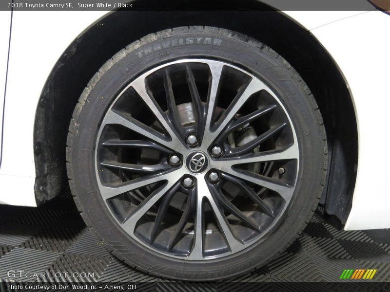 Super White / Black 2018 Toyota Camry SE