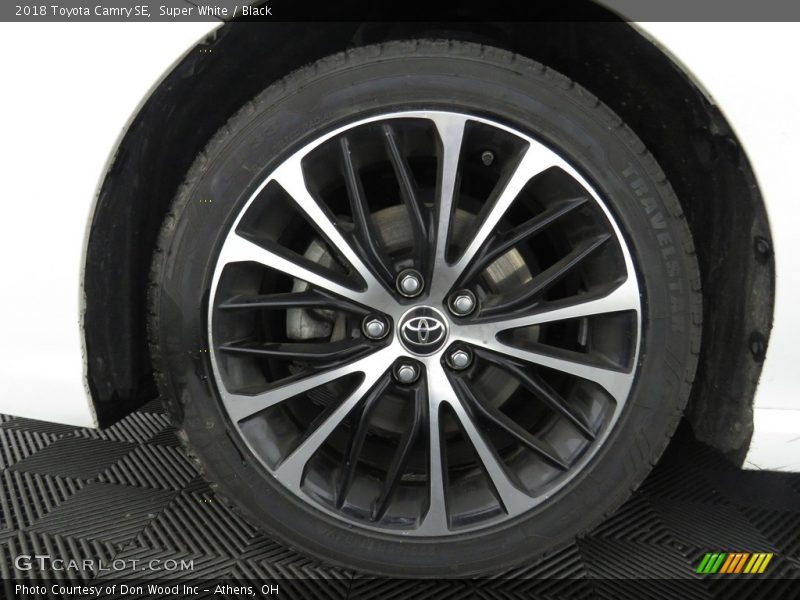 Super White / Black 2018 Toyota Camry SE