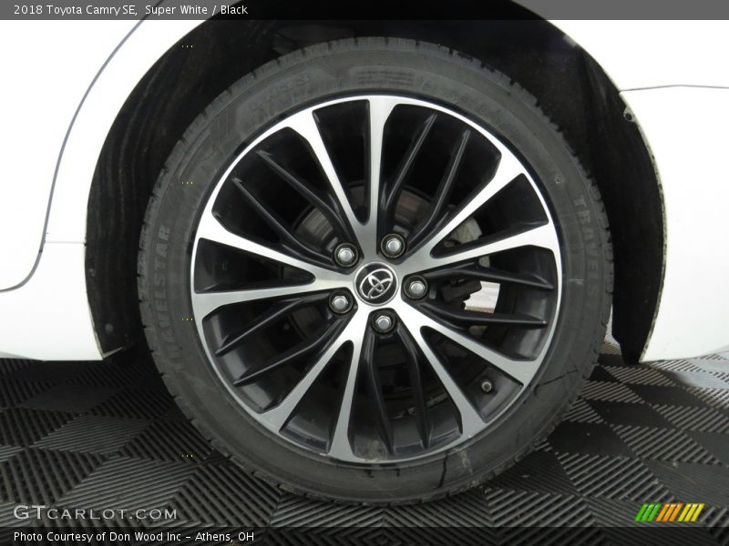 Super White / Black 2018 Toyota Camry SE