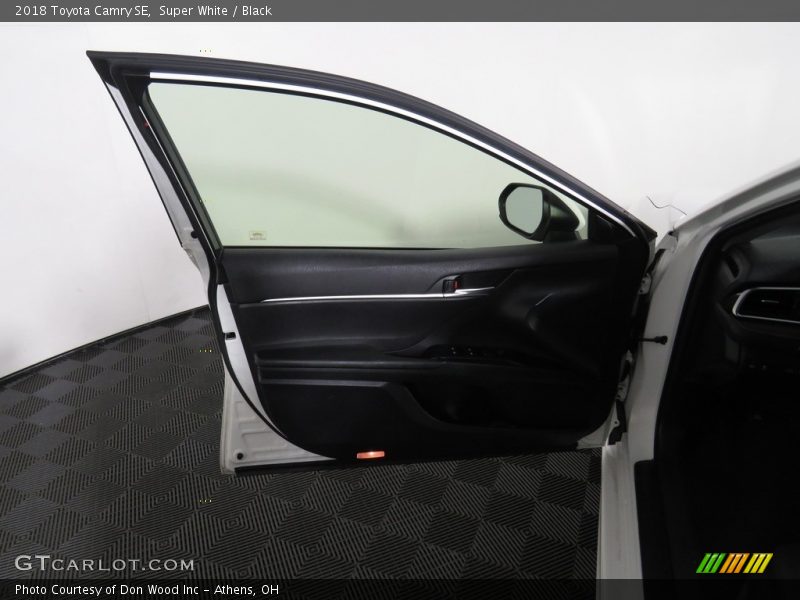Super White / Black 2018 Toyota Camry SE