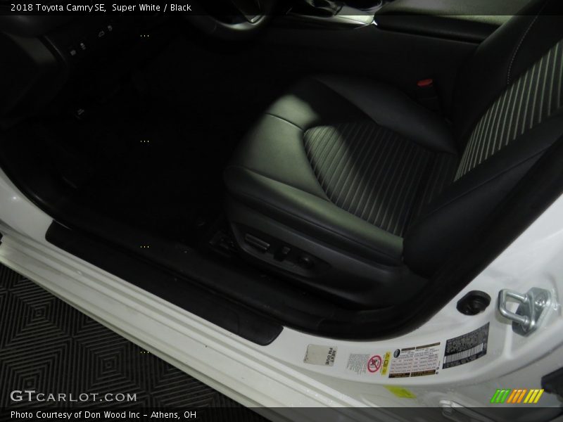 Super White / Black 2018 Toyota Camry SE