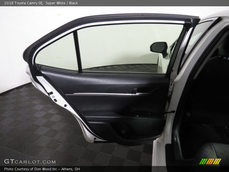 Super White / Black 2018 Toyota Camry SE