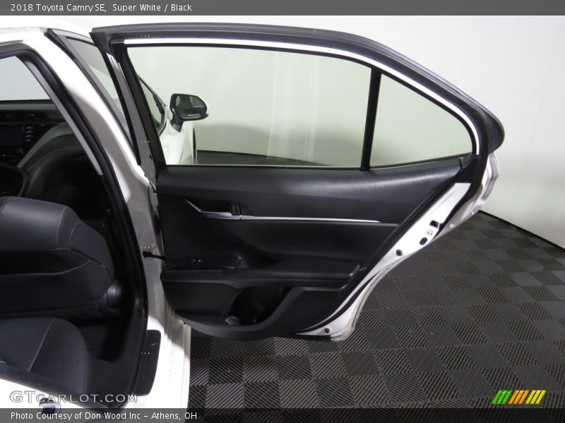 Super White / Black 2018 Toyota Camry SE