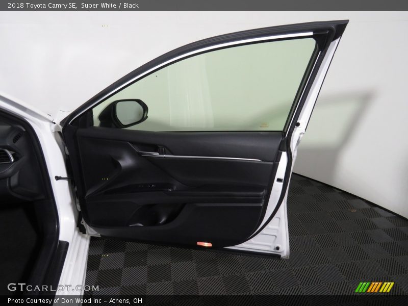 Super White / Black 2018 Toyota Camry SE