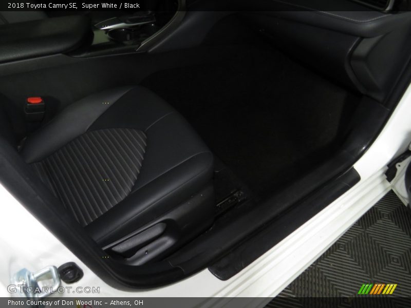 Super White / Black 2018 Toyota Camry SE