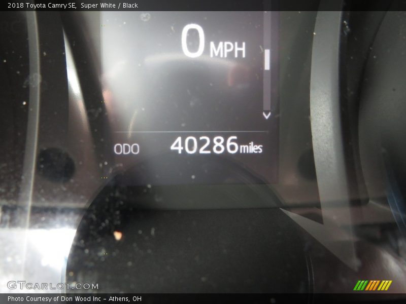 Super White / Black 2018 Toyota Camry SE