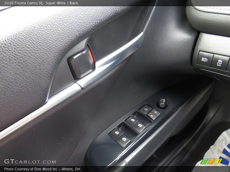 Super White / Black 2018 Toyota Camry SE