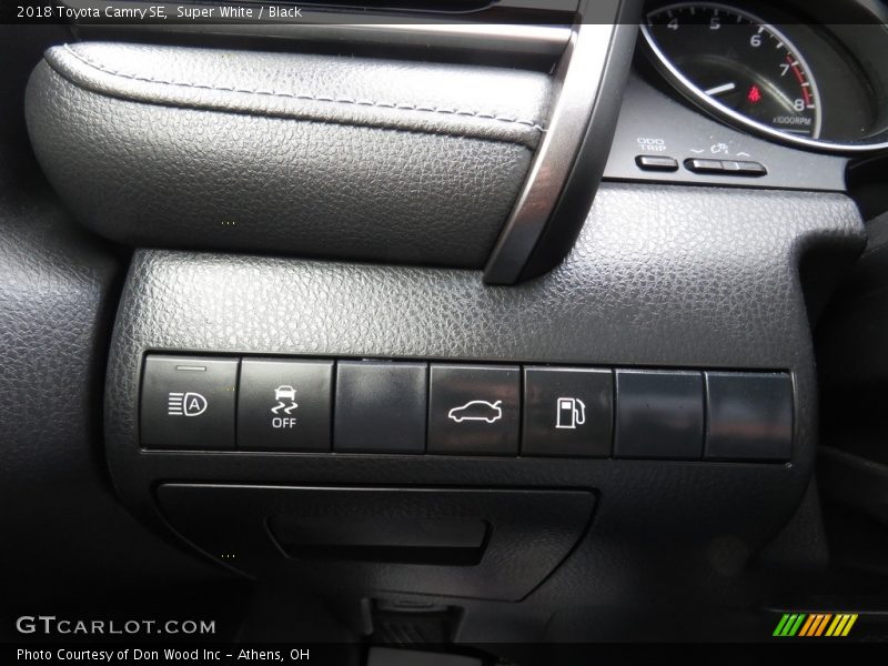 Super White / Black 2018 Toyota Camry SE