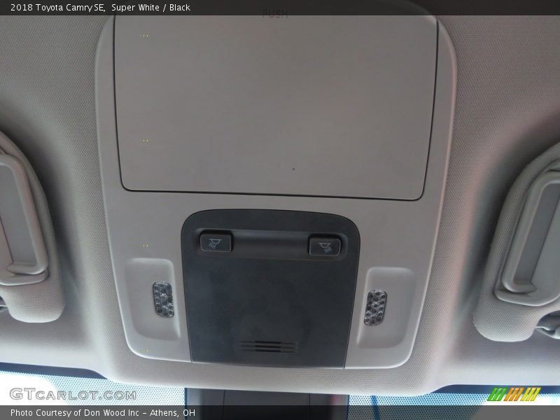Super White / Black 2018 Toyota Camry SE