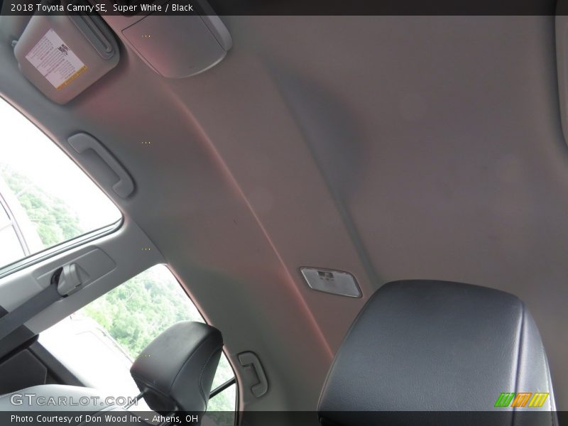 Super White / Black 2018 Toyota Camry SE