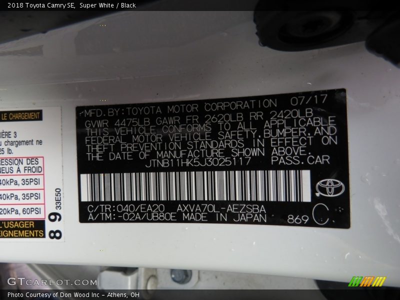 Super White / Black 2018 Toyota Camry SE