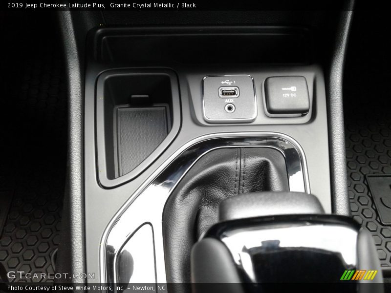 Granite Crystal Metallic / Black 2019 Jeep Cherokee Latitude Plus